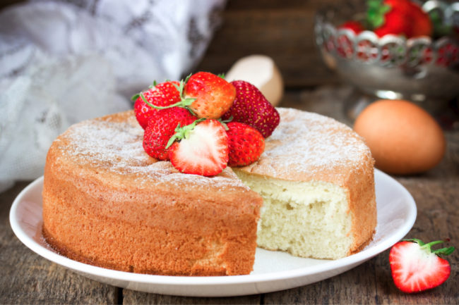 Sponge cake with strawberries