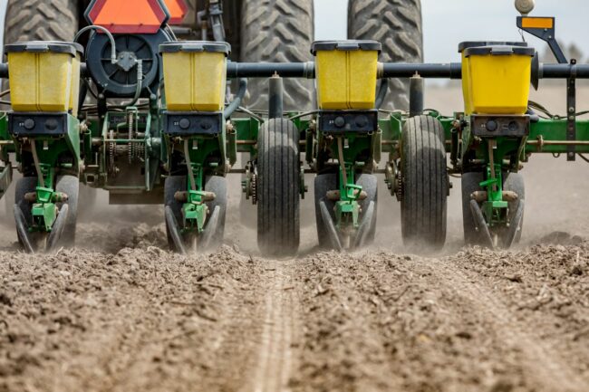 Crop planting machine