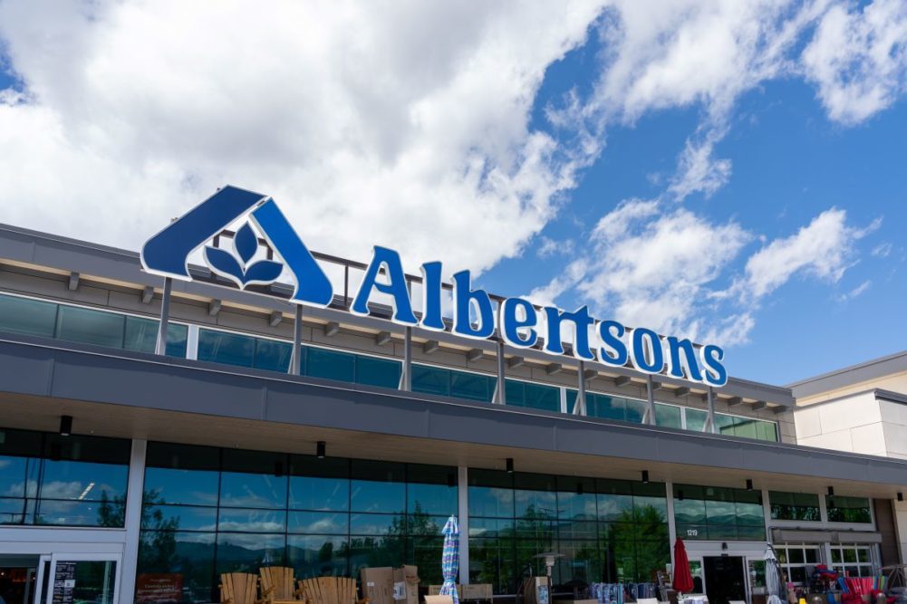 Albertsons storefront during the daytime. 