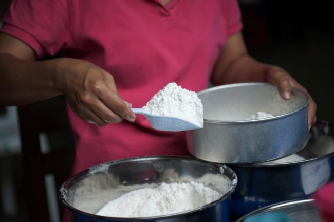 Man using baking powder. 