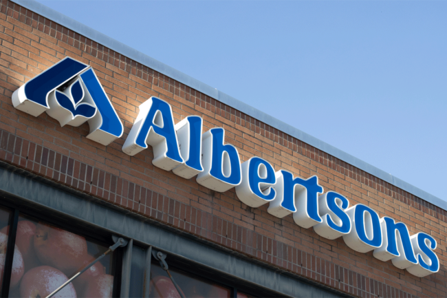 Albertsons storefront during the daytime. 